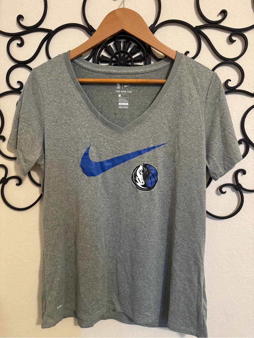 Women’s Nike Mavs V-Neck - Picture 2 of 5